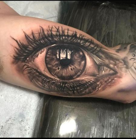 Realistic eye